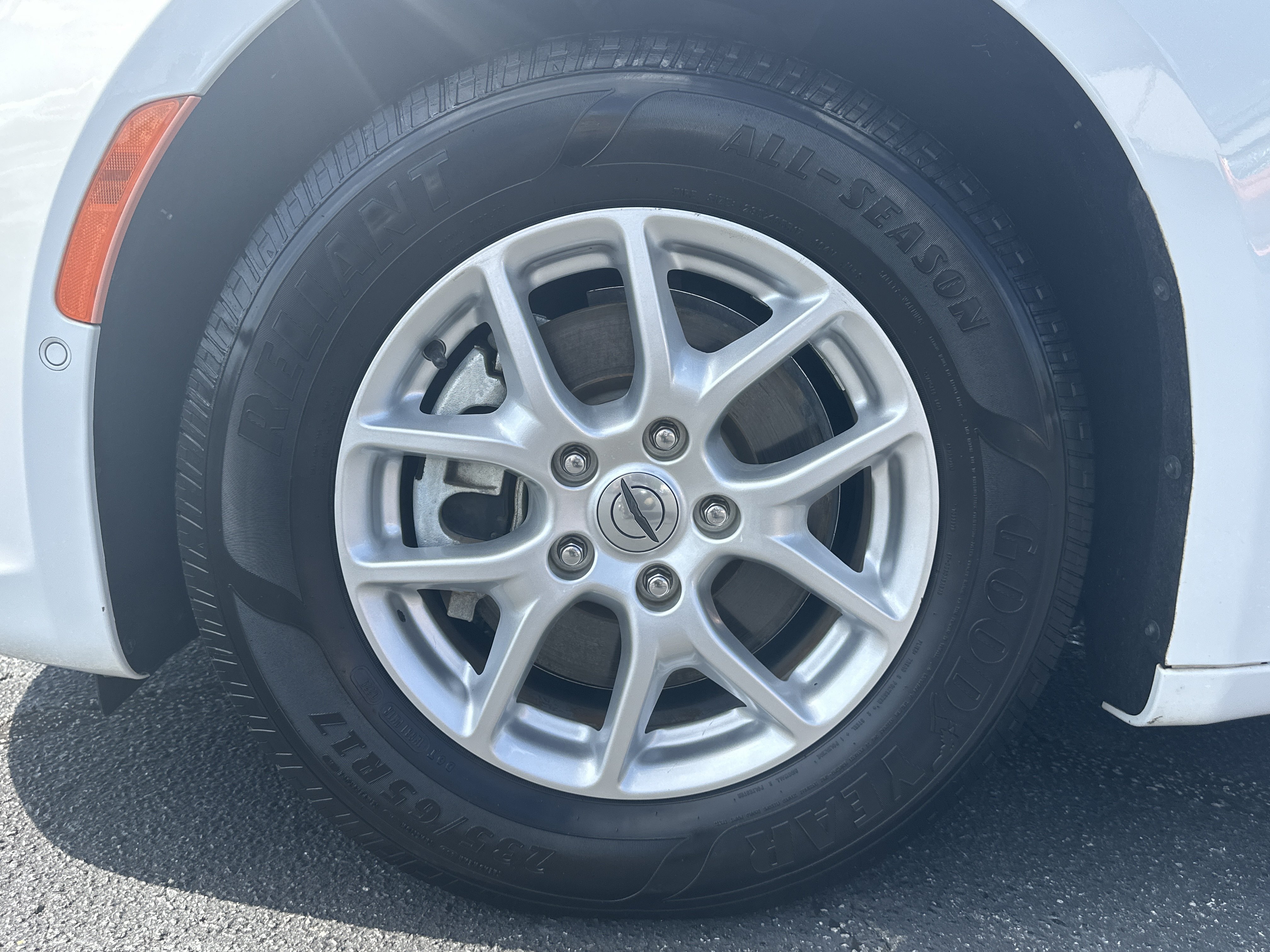 Used 2022 Bright White Clearcoat Chrysler Touring L image 12