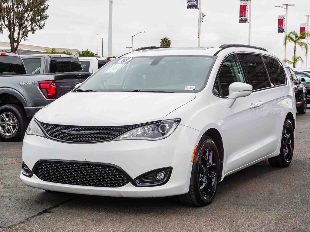Used 2018 White Chrysler Limited image 4