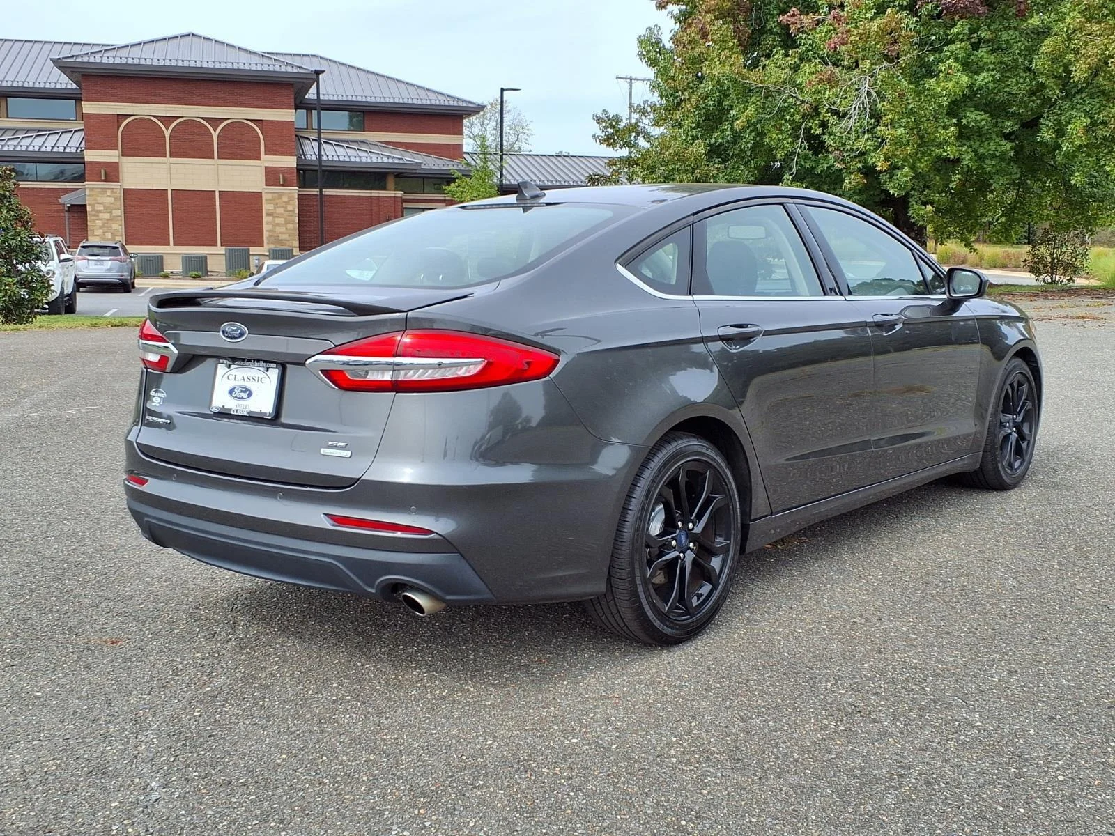 Used 2020 Magnetic Metallic Ford SE image 2