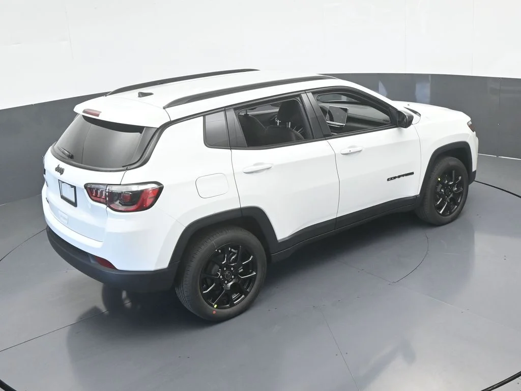 New 2026 Bright White Clear-Coat Exterior Paint Jeep Latitude image 44
