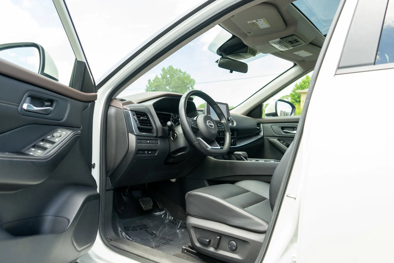 Used 2023 Pearl White Tricoat Nissan SV image 14