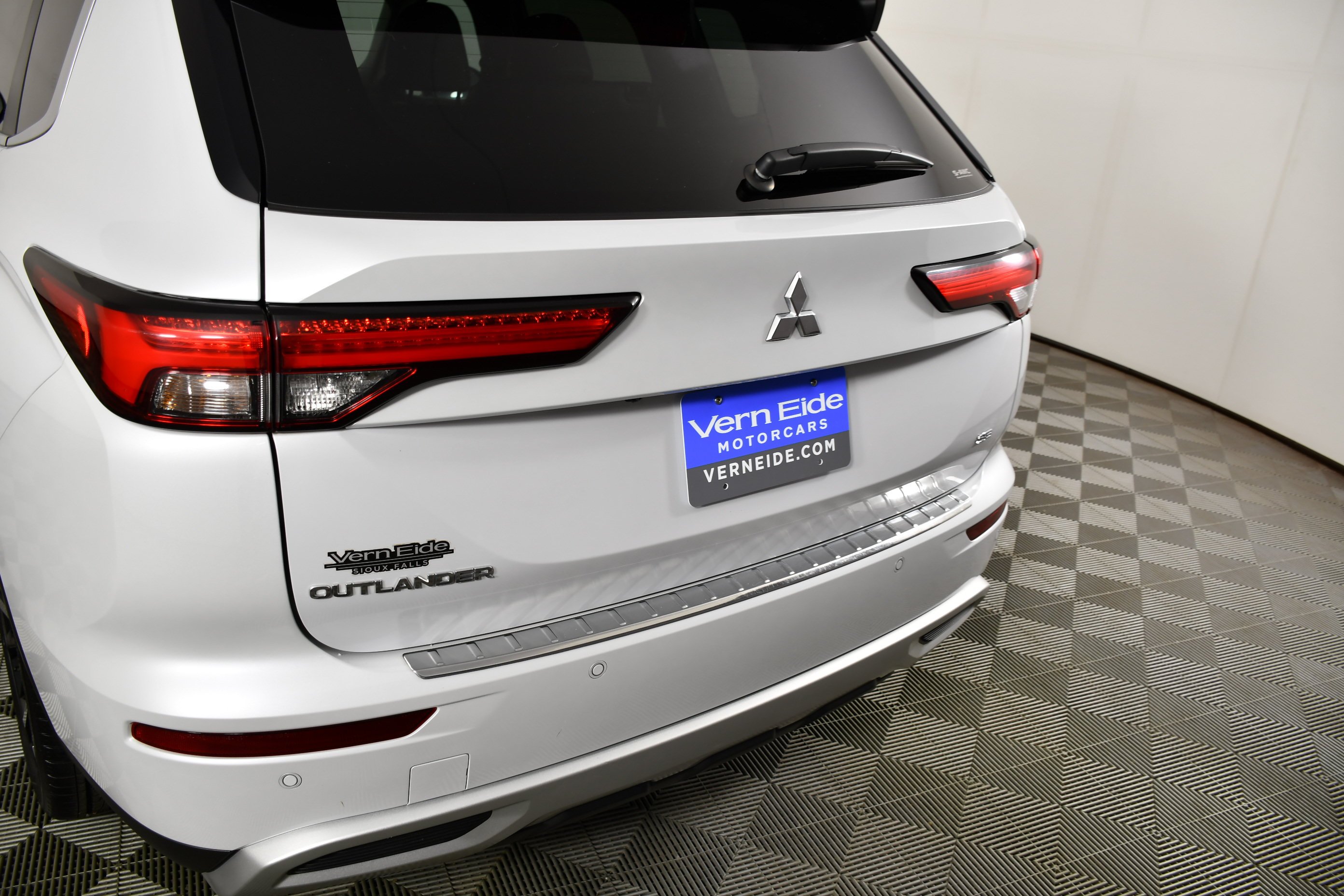 Certified Used 2024 White Diamond Mitsubishi SE image 15