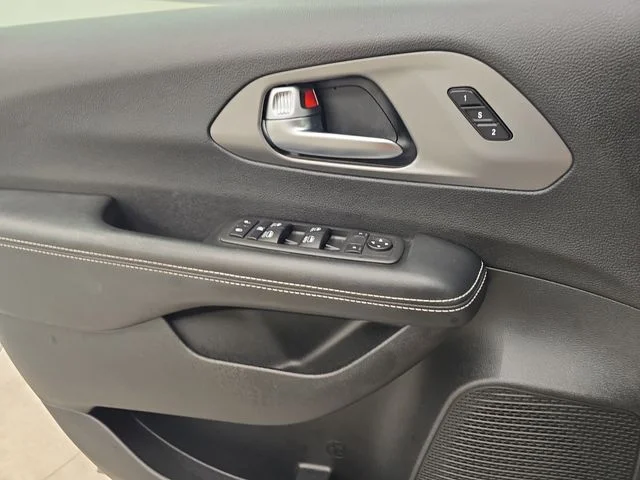 Used 2025 Ceramic Gray Clearcoat Chrysler Select image 33