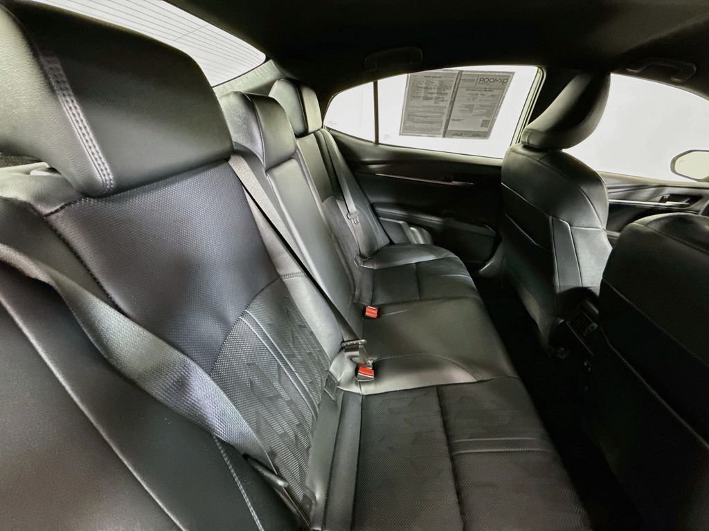 Used 2025 Wind Chill Pearl Toyota XSE image 25