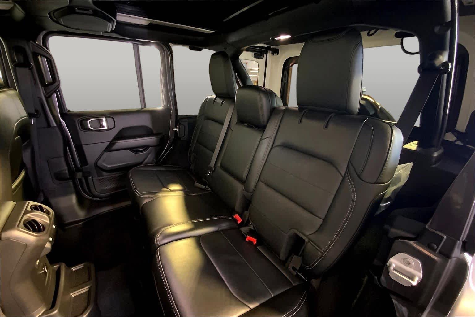 Used 2022 Granite Crystal Metallic Clearcoat Jeep Unlimited Sahara image 21