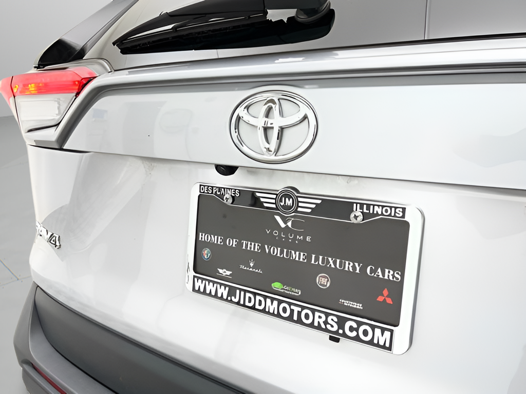 Used 2025 Silver Sky Metallic Toyota XLE image 41