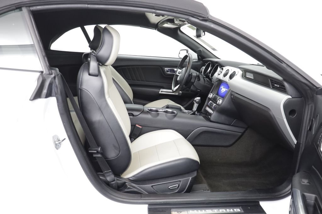 Used 2017 Oxford White Ford GT Premium image 17