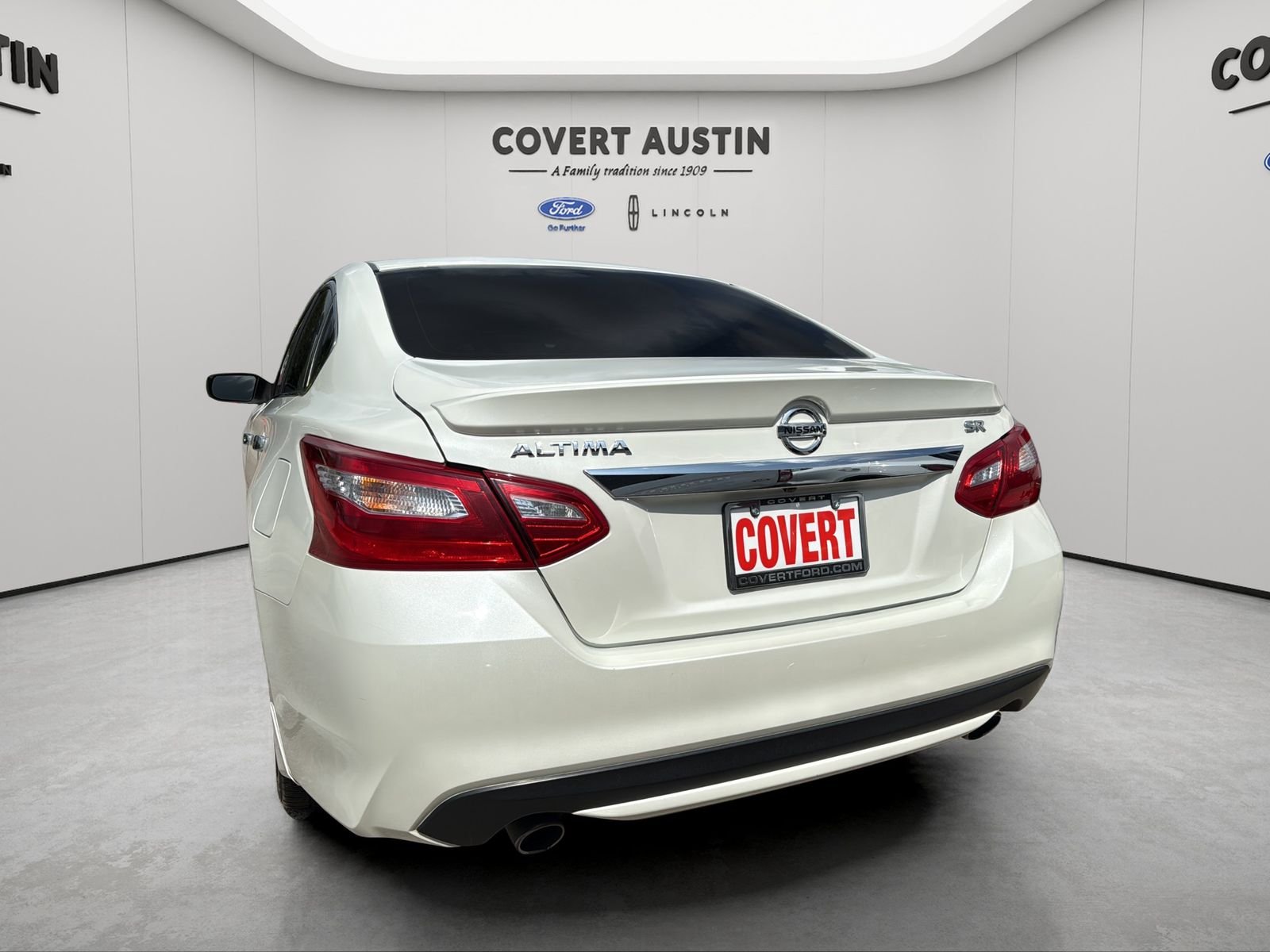 Used 2016 White Nissan 2.5 SR image 4