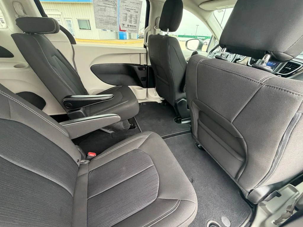 Used 2021 Blue Chrysler LX image 28