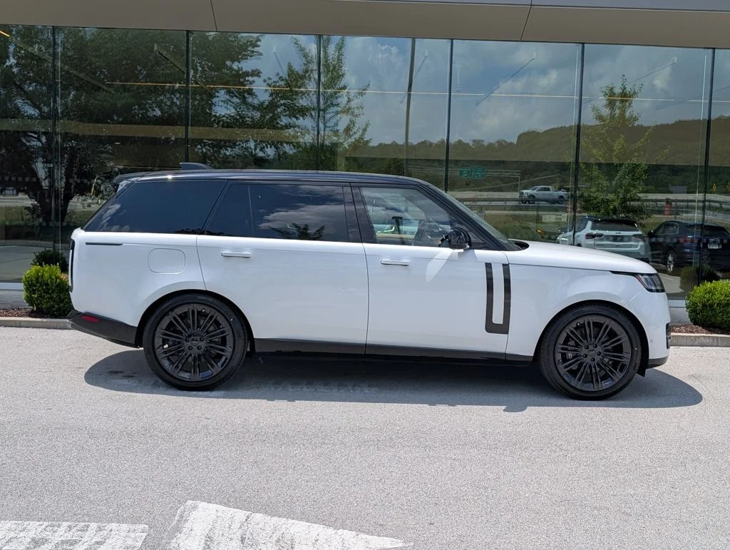 New 2026 Ostuni Pearl White Land Rover SE image 7