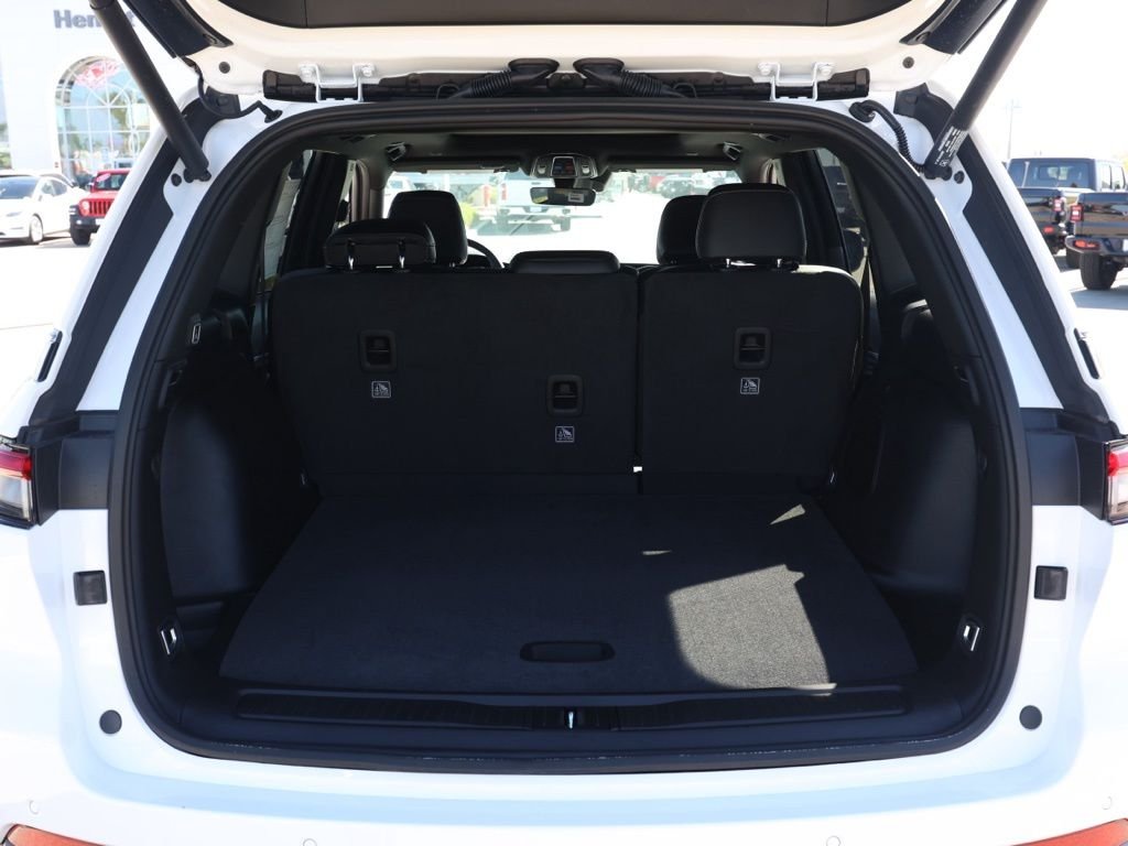 New 2026 Bright White Clear-Coat Exterior Paint Jeep Limited image 15