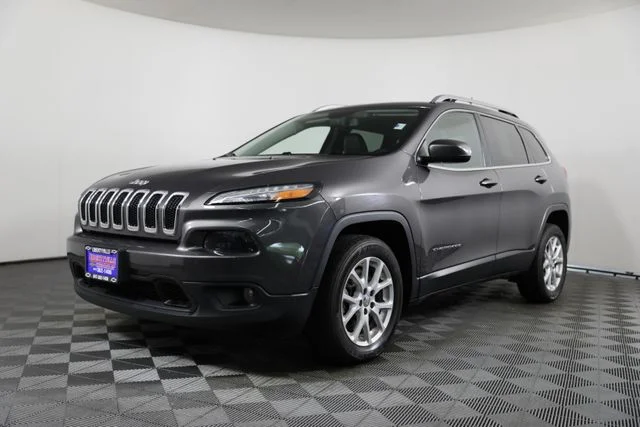 Used 2018 Gray Jeep Latitude Plus image 2