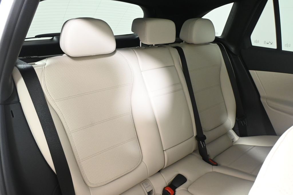 Used 2026 Polar White Mercedes-Benz GLC 300 image 33