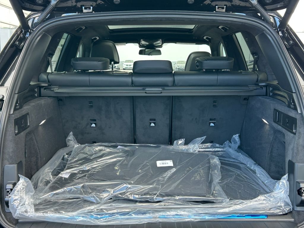 New 2026 Black Sapphire Metallic BMW xDrive50e image 35