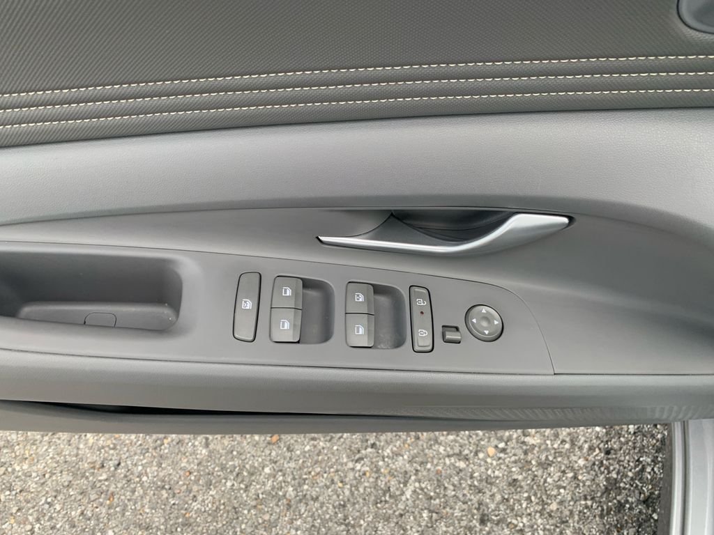Used 2025 Silver Hyundai SEL Convenience image 12