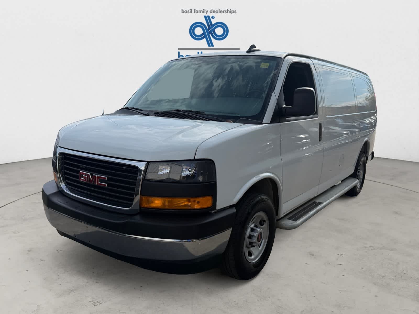 Used 2025 Summit White GMC  image 2