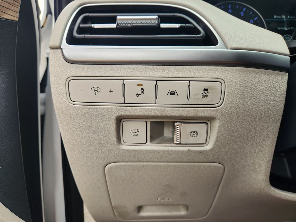 Used 2020 Hyper White Hyundai SEL image 23