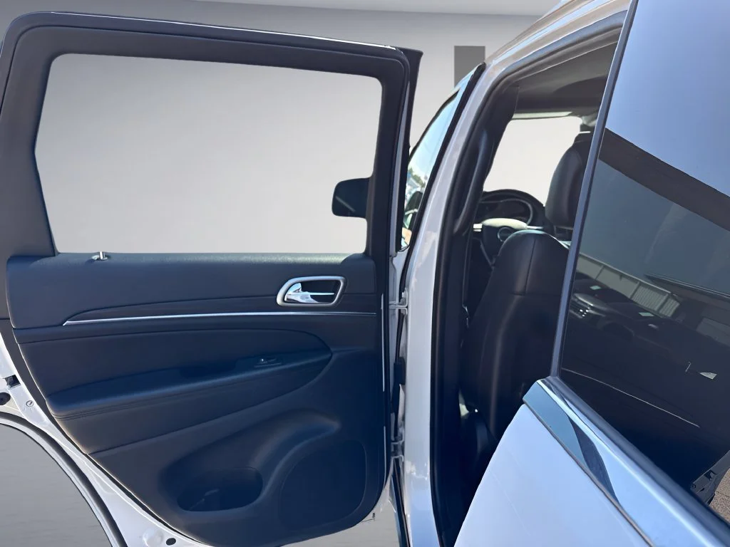 Used 2022  Jeep Limited image 17