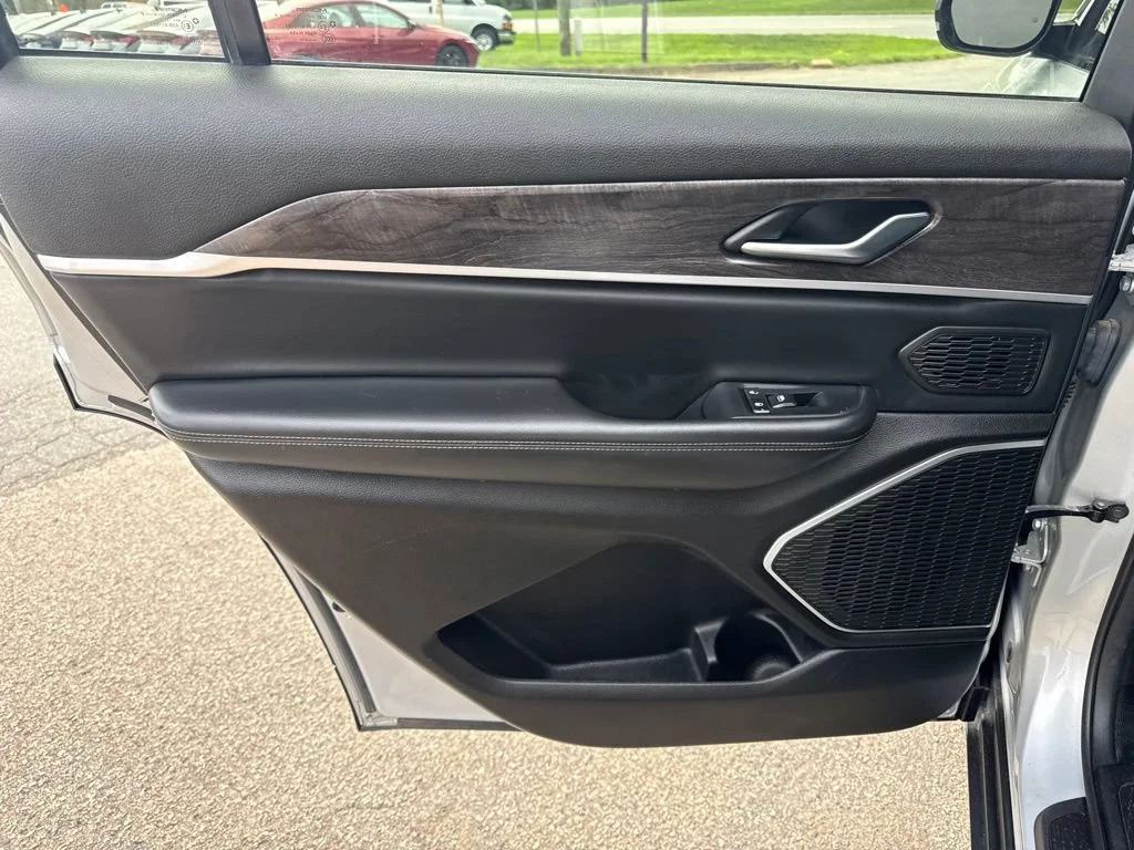 Used 2022  Jeep Limited image 31
