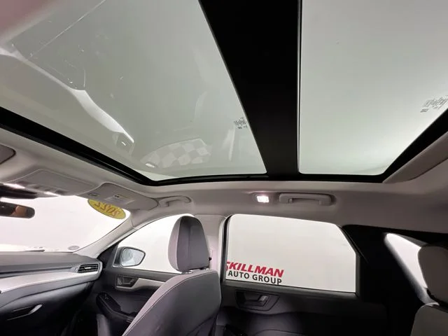 Used 2022 White Ford SE image 26