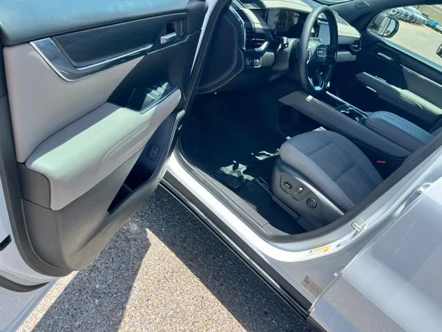 Used 2025 Summit White GMC Elevation image 19