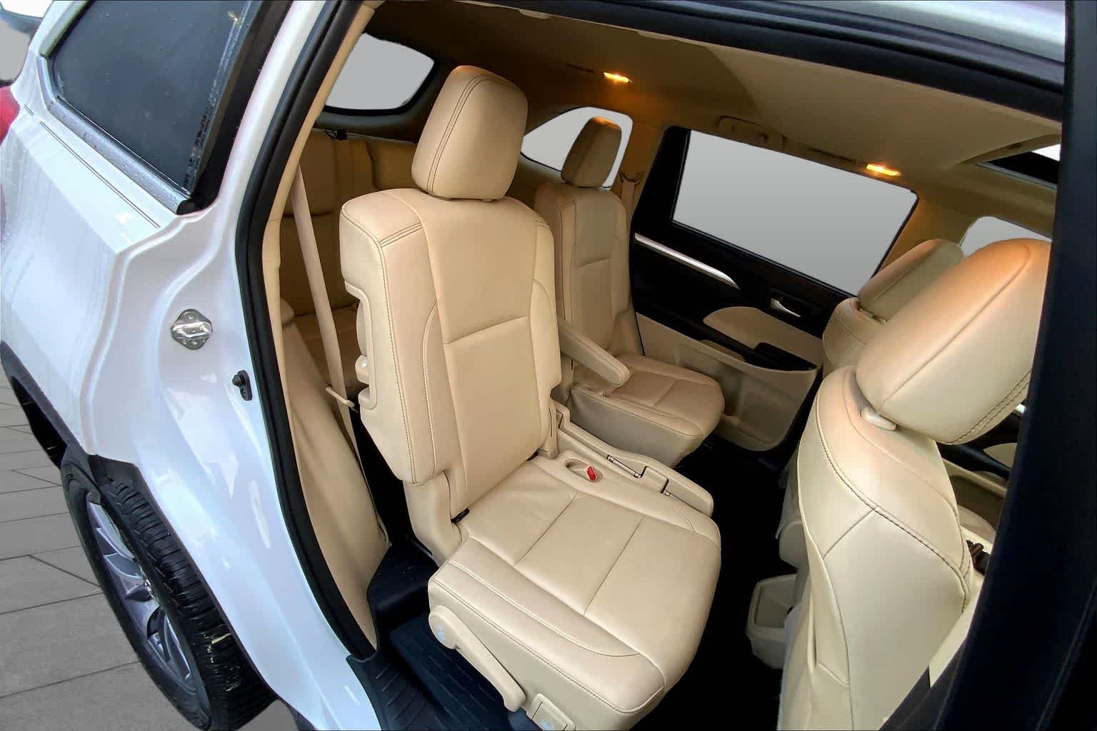 Used 2019 Blizzard Pearl Toyota XLE image 18