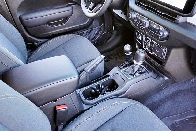 New 2026 Granite Crystal Metallic Clear-Coat Exterior Paint Jeep Sport S image 15