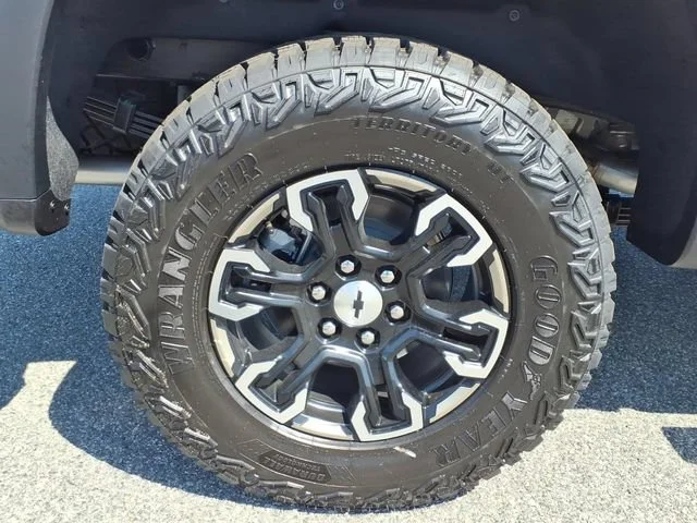 New 2026 Summit White Chevrolet ZR2 image 29