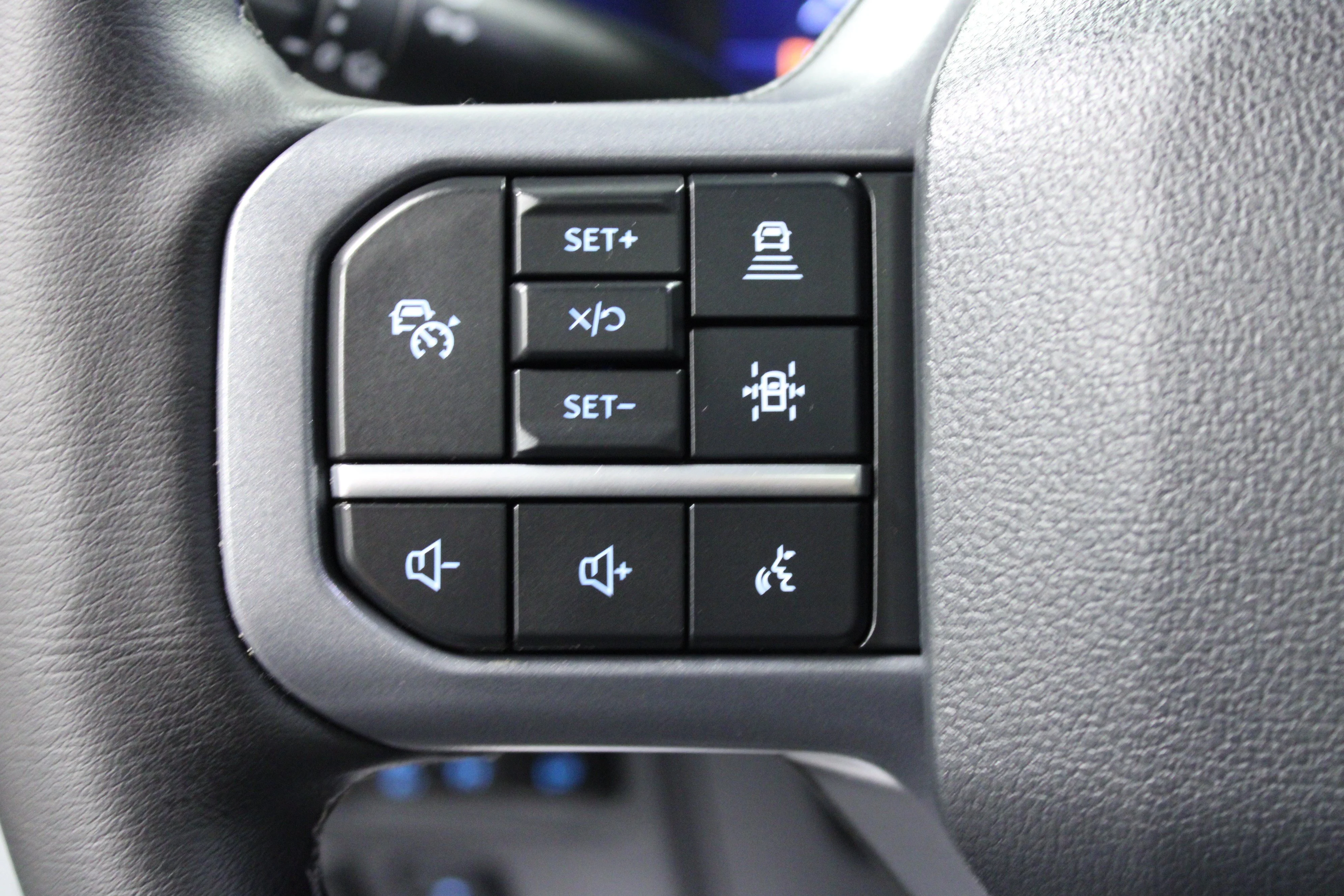 Used 2025 Space White Metallic Ford LARIAT image 22