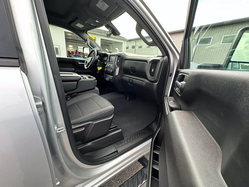 Used 2022 Silver Chevrolet Custom image 26