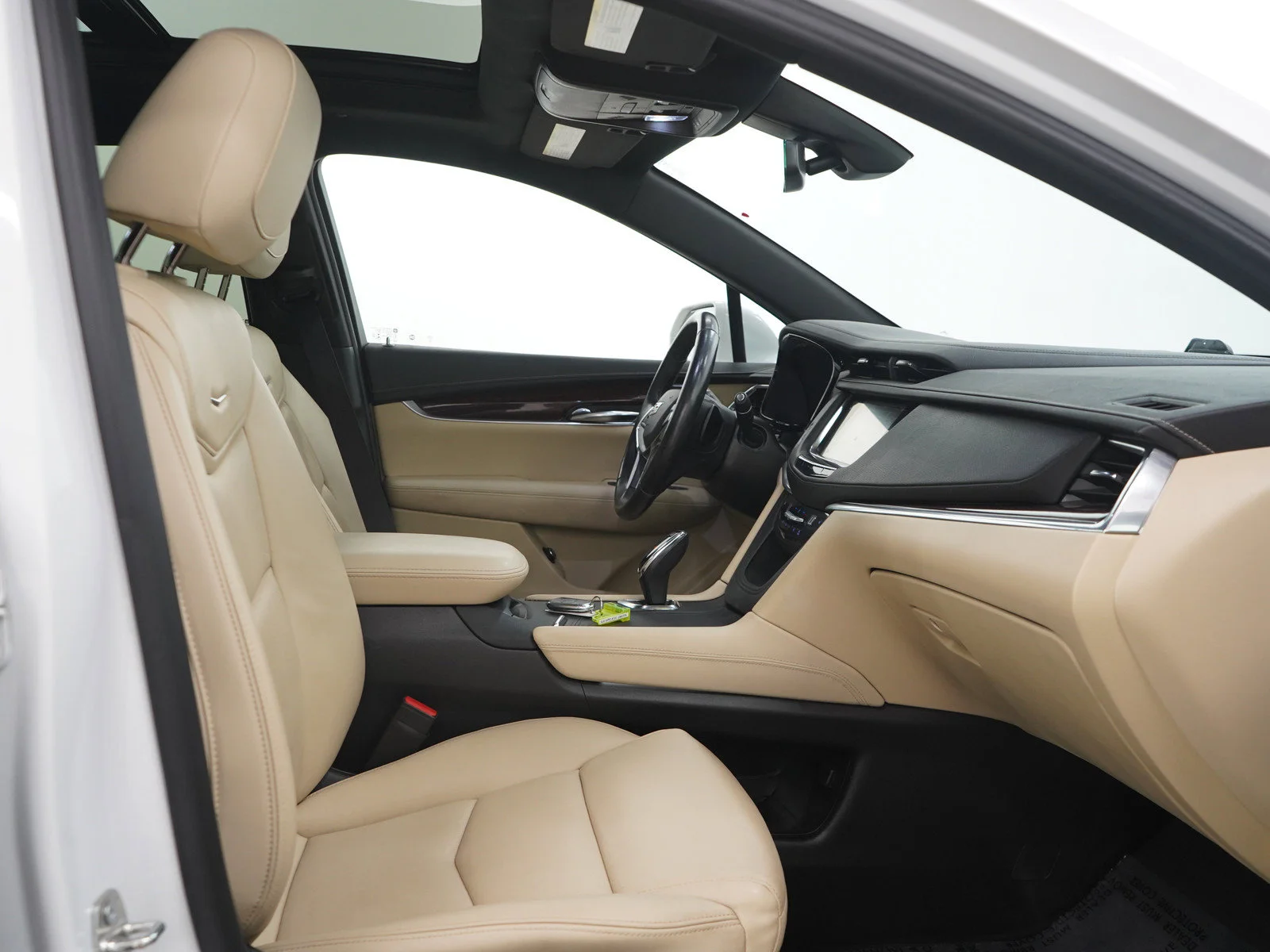 Used 2019 CRYSTAL WHITE TRICOAT Cadillac Luxury AWD image 13