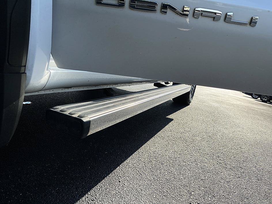 Used 2021 White Frost Tricoat GMC Denali image 26