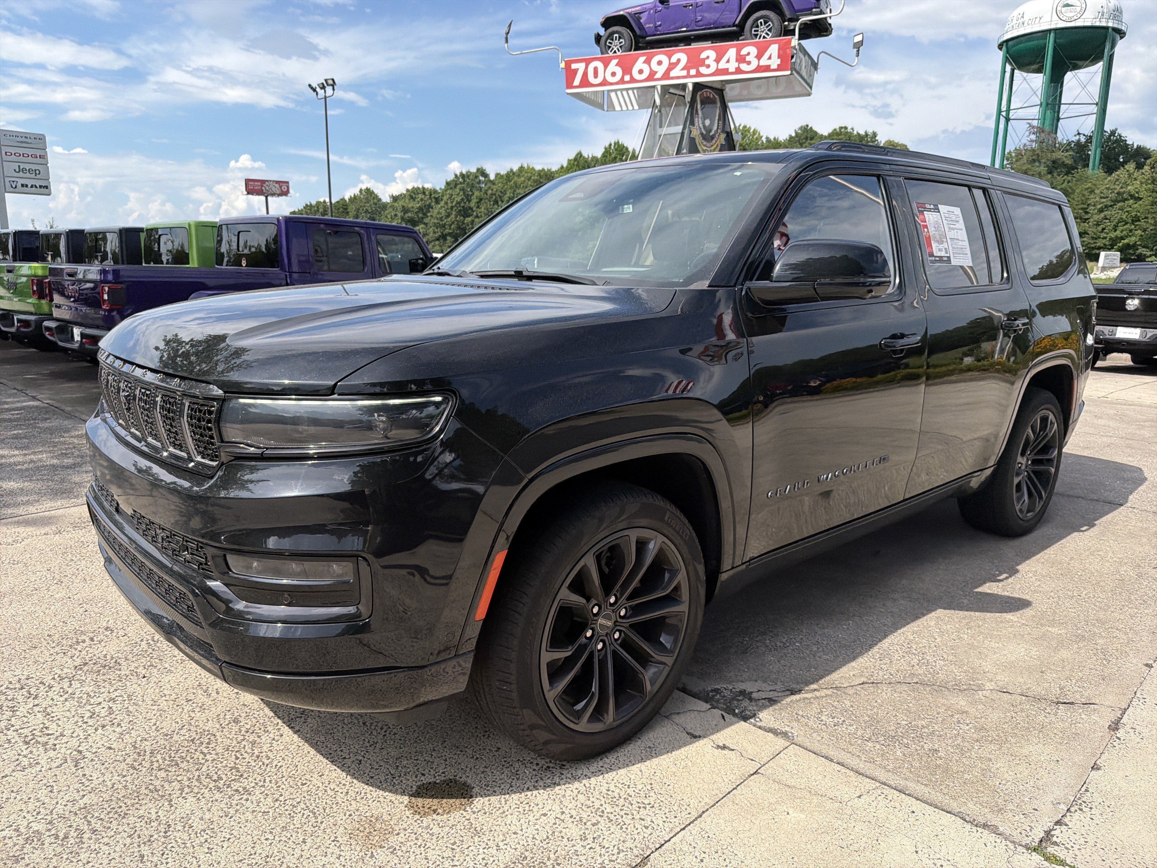 Used 2024 Diamond Black Crystal Pearlcoat Jeep Series III Obsidian image 3