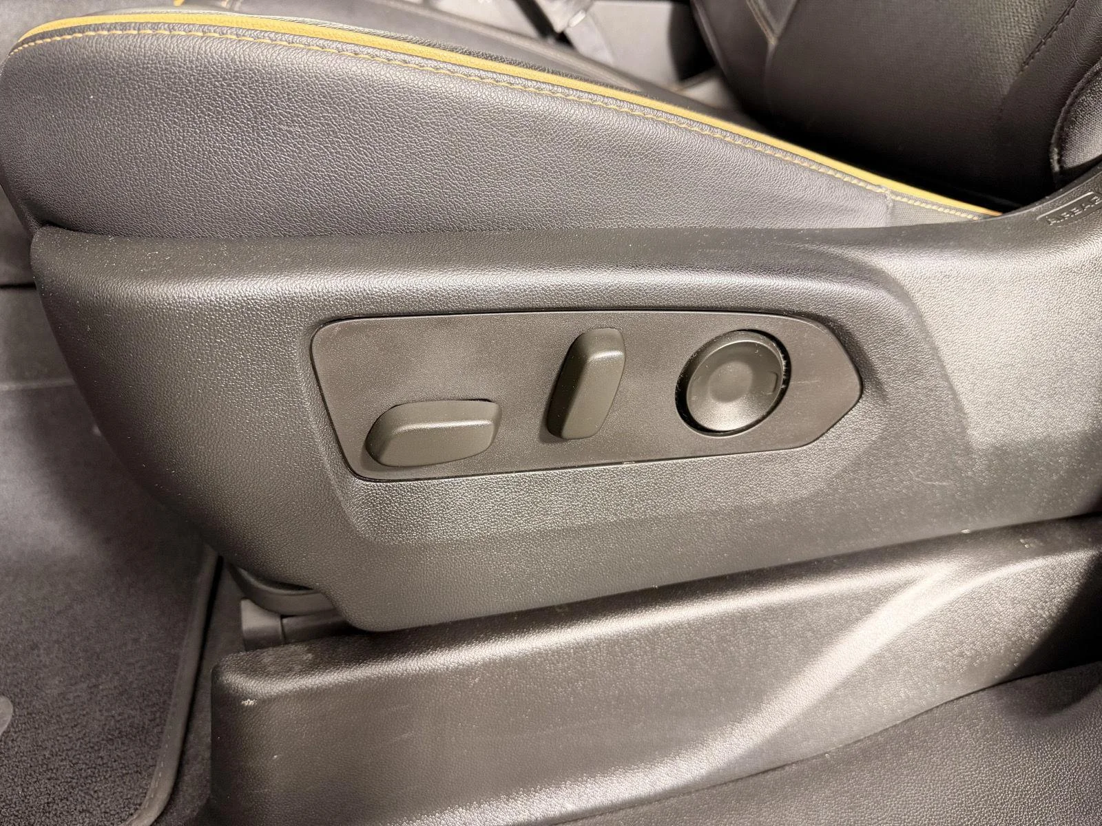 Used 2023 White Frost Tricoat GMC AT4 image 13