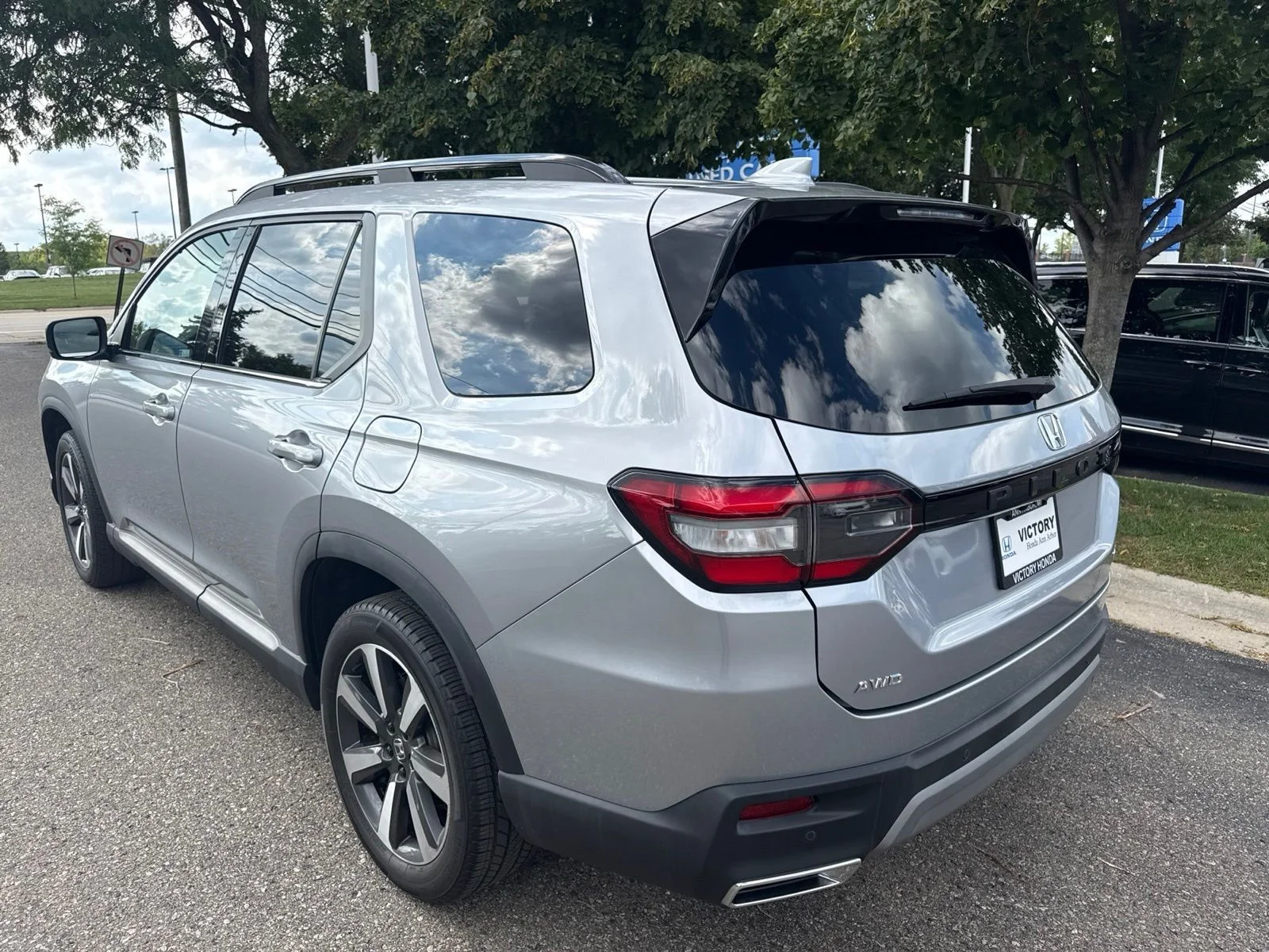 Used 2023 Lunar Silver Metallic Honda Touring image 12