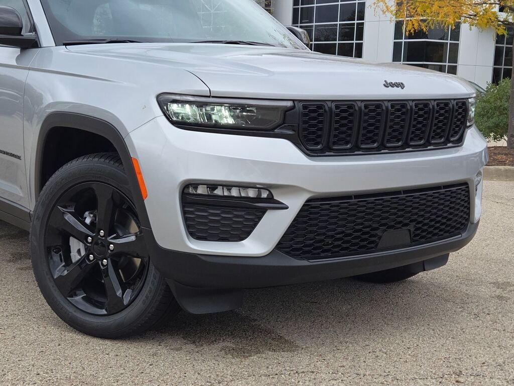 New 2025 Silver Zynith Exterior Paint Jeep Limited image 2