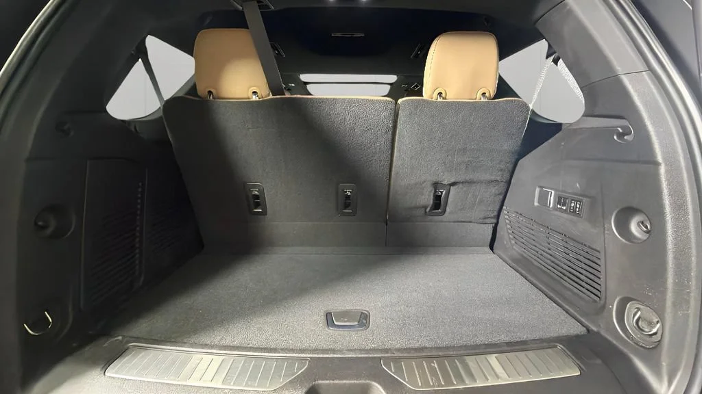 Used 2023 Iridescent Pearl Tricoat Chevrolet Premier image 31