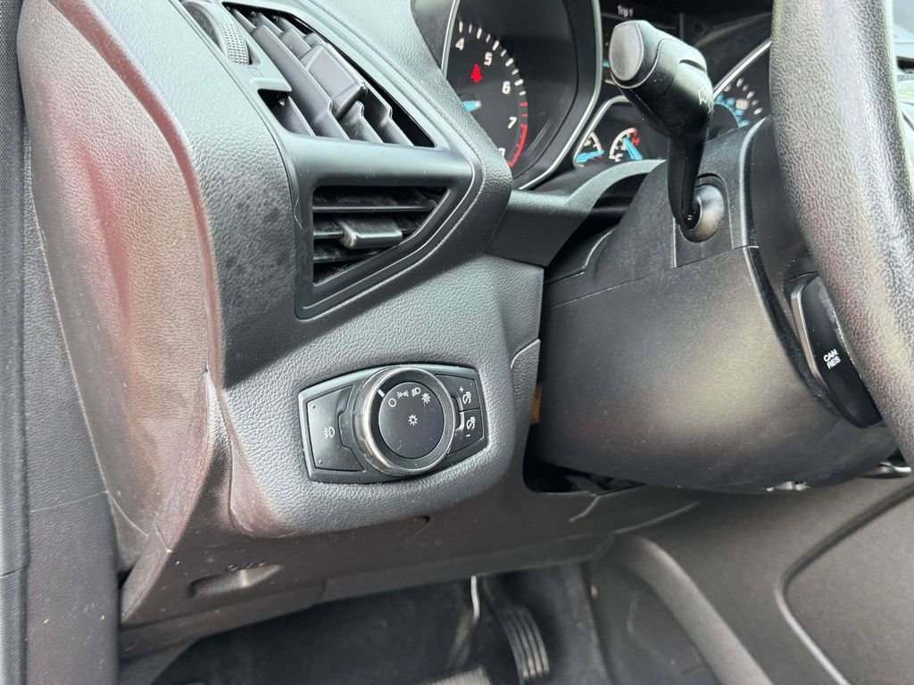 Used 2015 Red Ford SE image 10