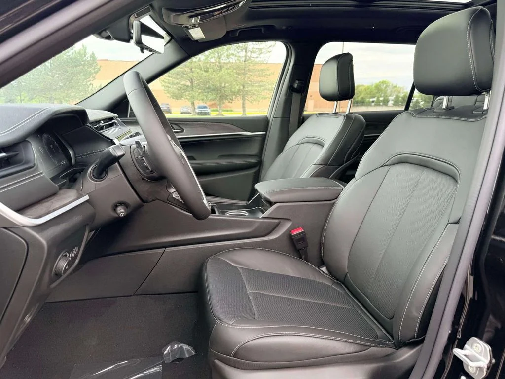 New 2026 Diamond Black Crystal Pearl-Coat Exterior Paint Jeep Limited image 17