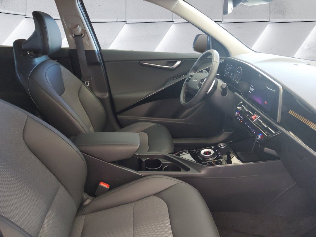 Certified Used 2025 Blue Kia Wind image 13