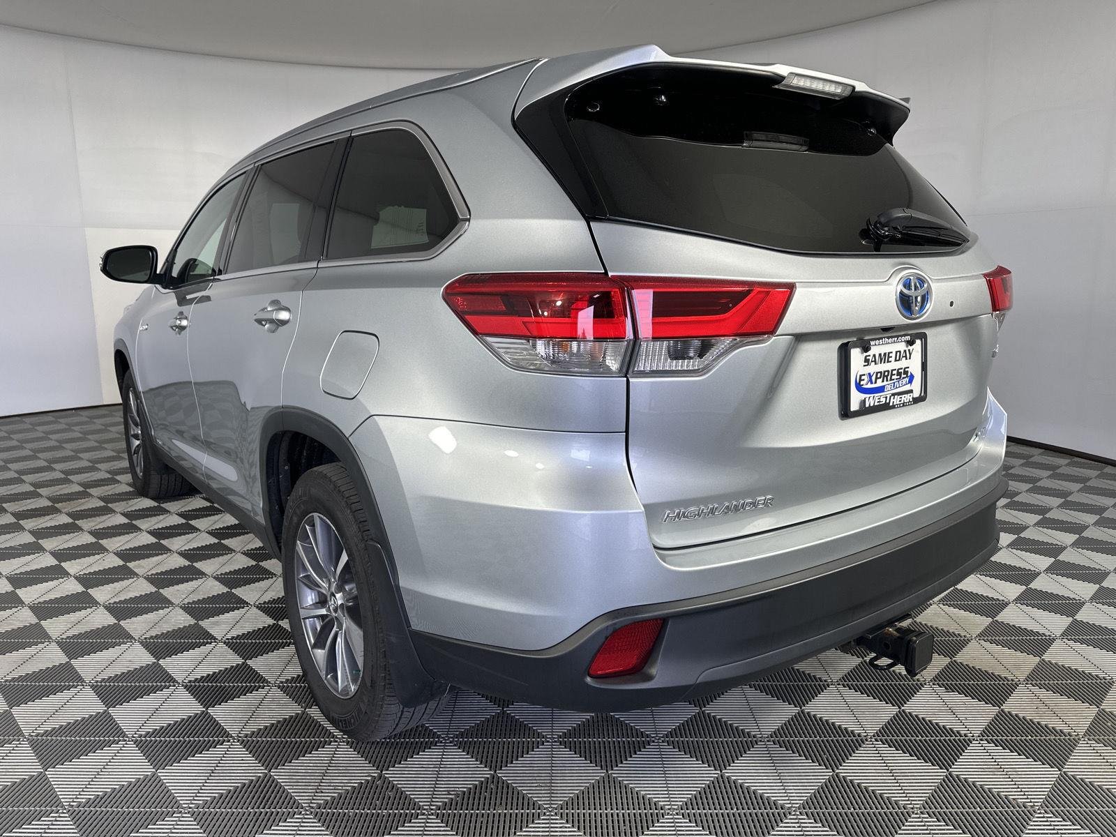 Used 2019 Celestial Silver Metallic Toyota XLE image 5
