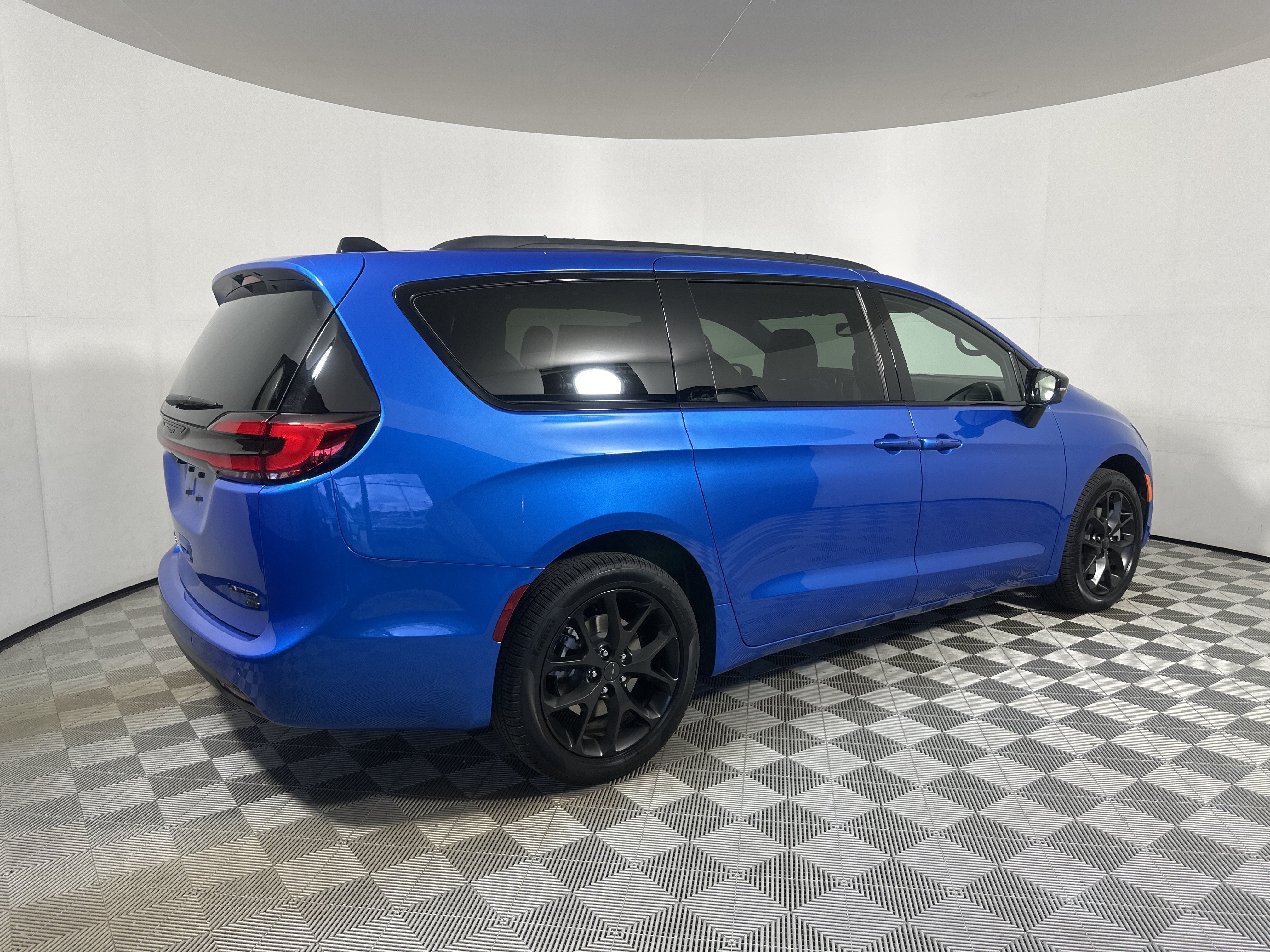 New 2027 Hydro Blue Pearl-Coat Exterior Paint Chrysler Limited image 7