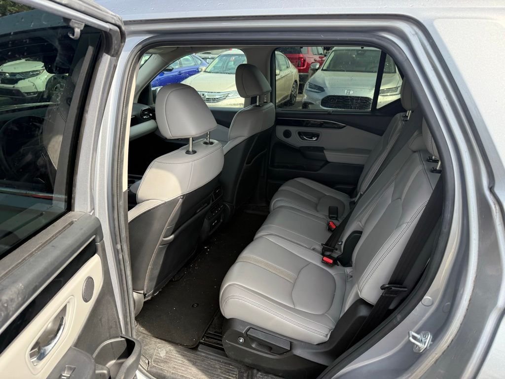 Used 2023 Silver Honda EX-L image 7