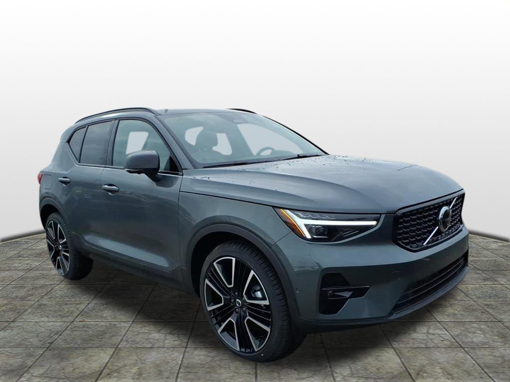 2026 Volvo XC40 B5 Ultra Dark AWD's photo
