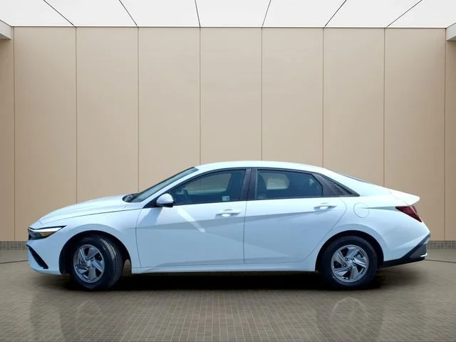 Used 2025 White Hyundai SE image 13