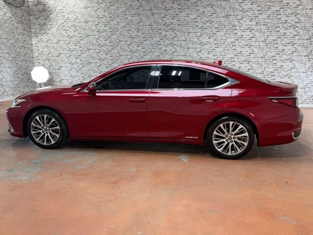 Used 2019 Red Lexus 300h image 4