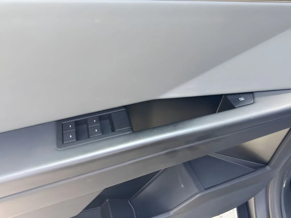 Used 2024  Tesla Base image 23