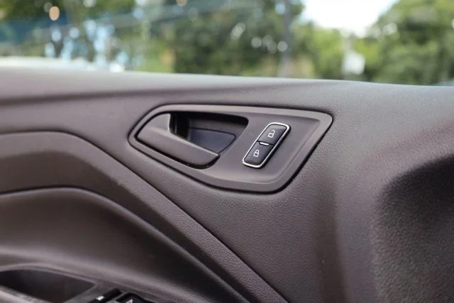 Used 2015  Ford S image 23