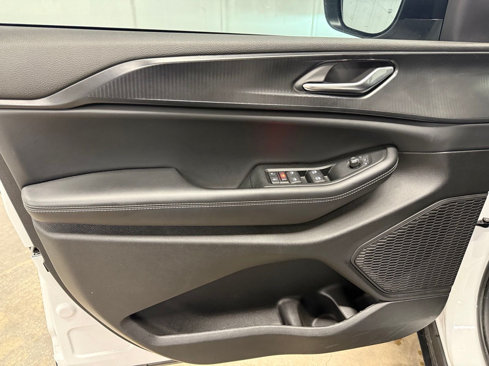Used 2025 White Jeep Laredo image 23