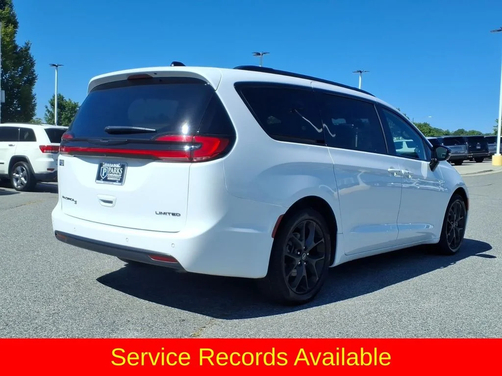 Used 2025 White Chrysler Limited image 4